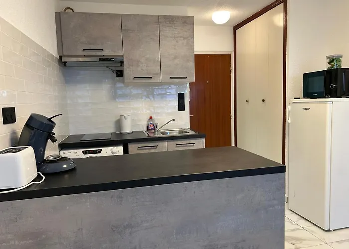 Entierement Renove En Bord De Avec Vue Imprenable Et Parking Prive *